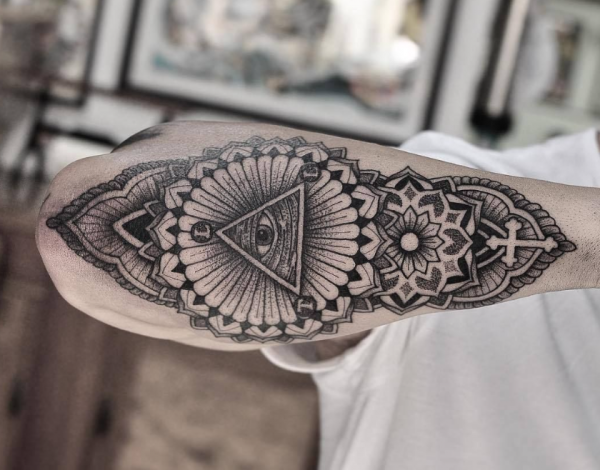 Tato Mandala dengan Sentuhan Dotwork